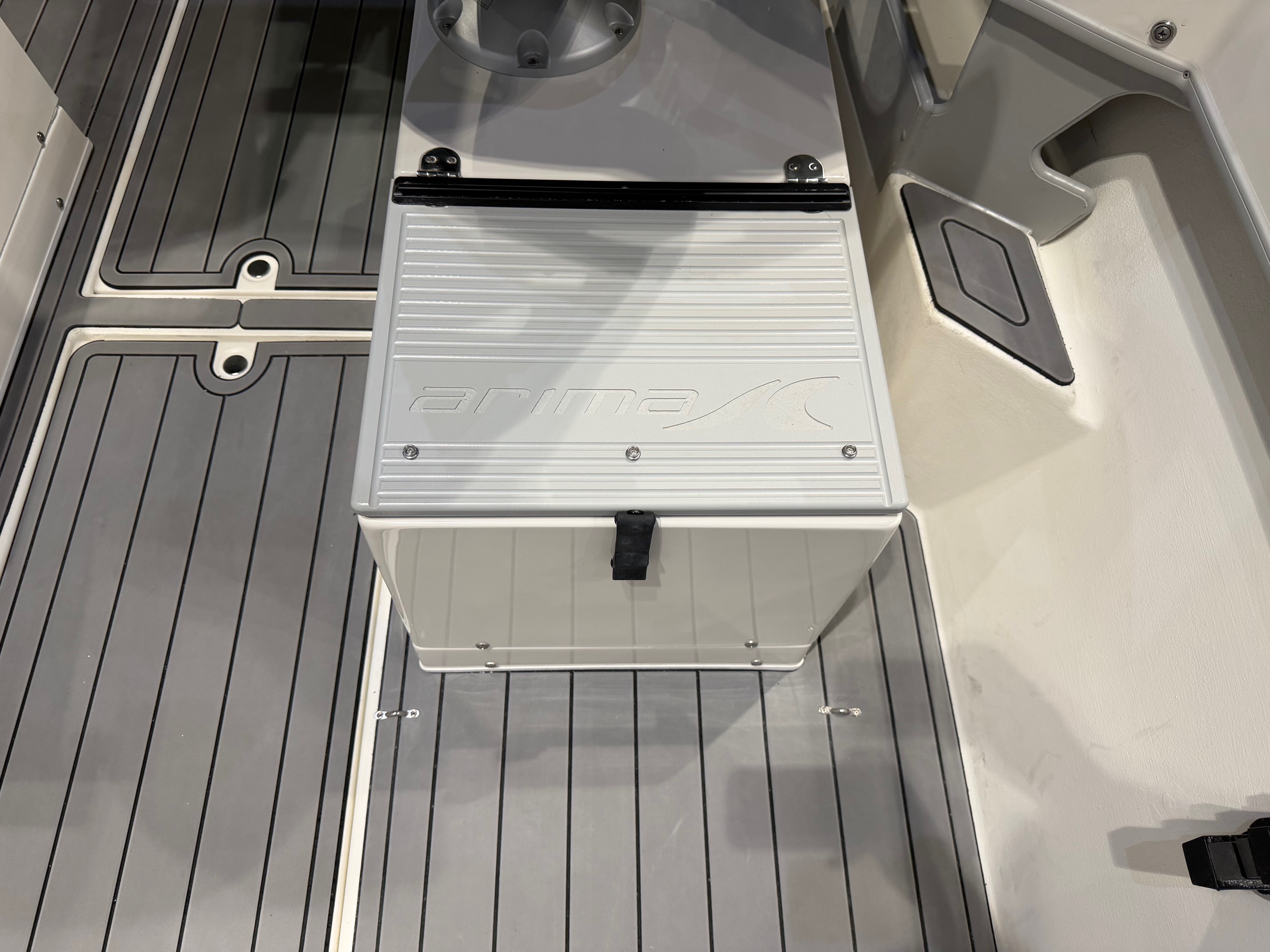 19 Sea Chaser Yellowtail Edition interior